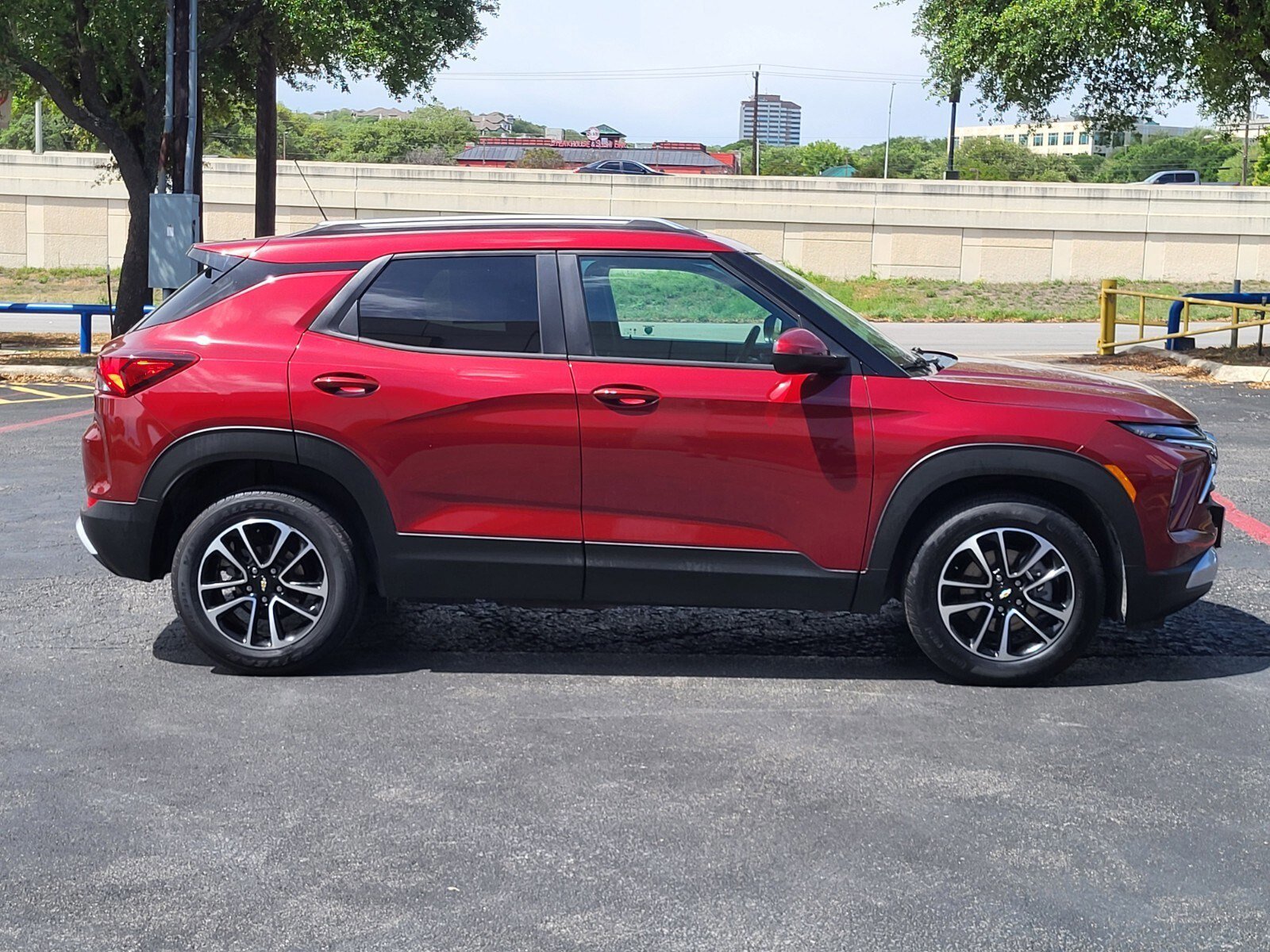 Used 2025 Chevrolet TrailBlazer LT w/ LT Cold Weather Package image 2