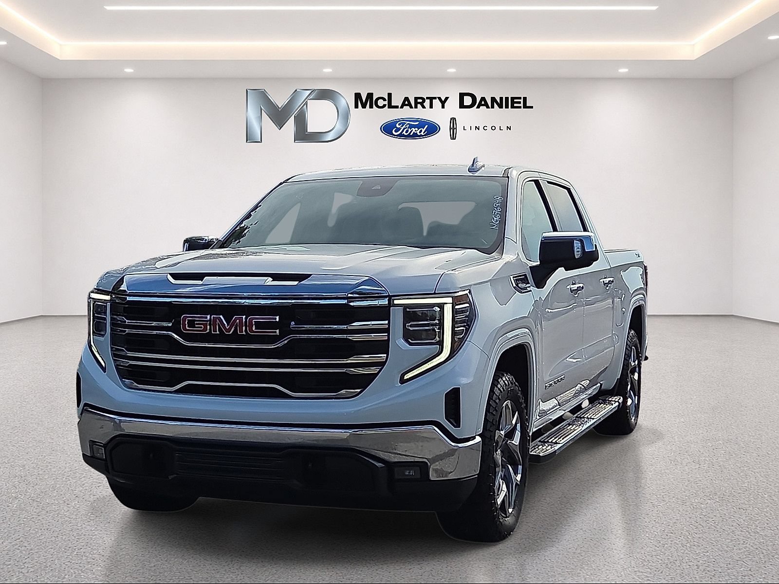 Used 2022 GMC Sierra 1500 SLT w/ SLT Convenience Package AWD/4WD image 2