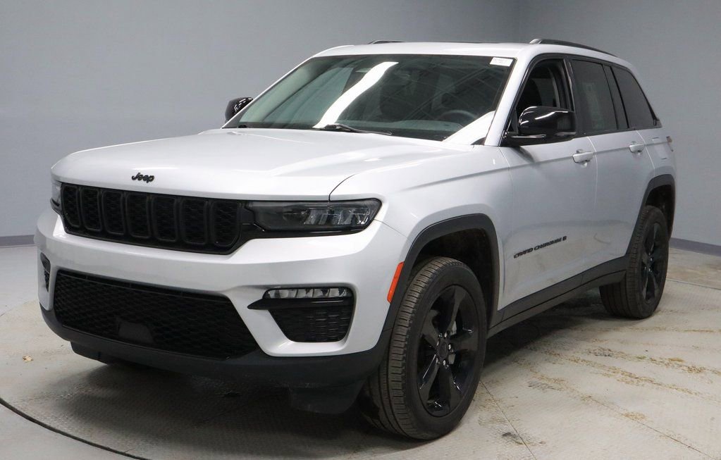 Used 2023 Jeep Grand Cherokee Limited w/ Black Appearance Package image 7