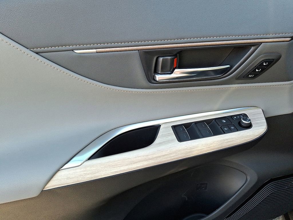 Used 2021 Toyota Venza XLE image 11