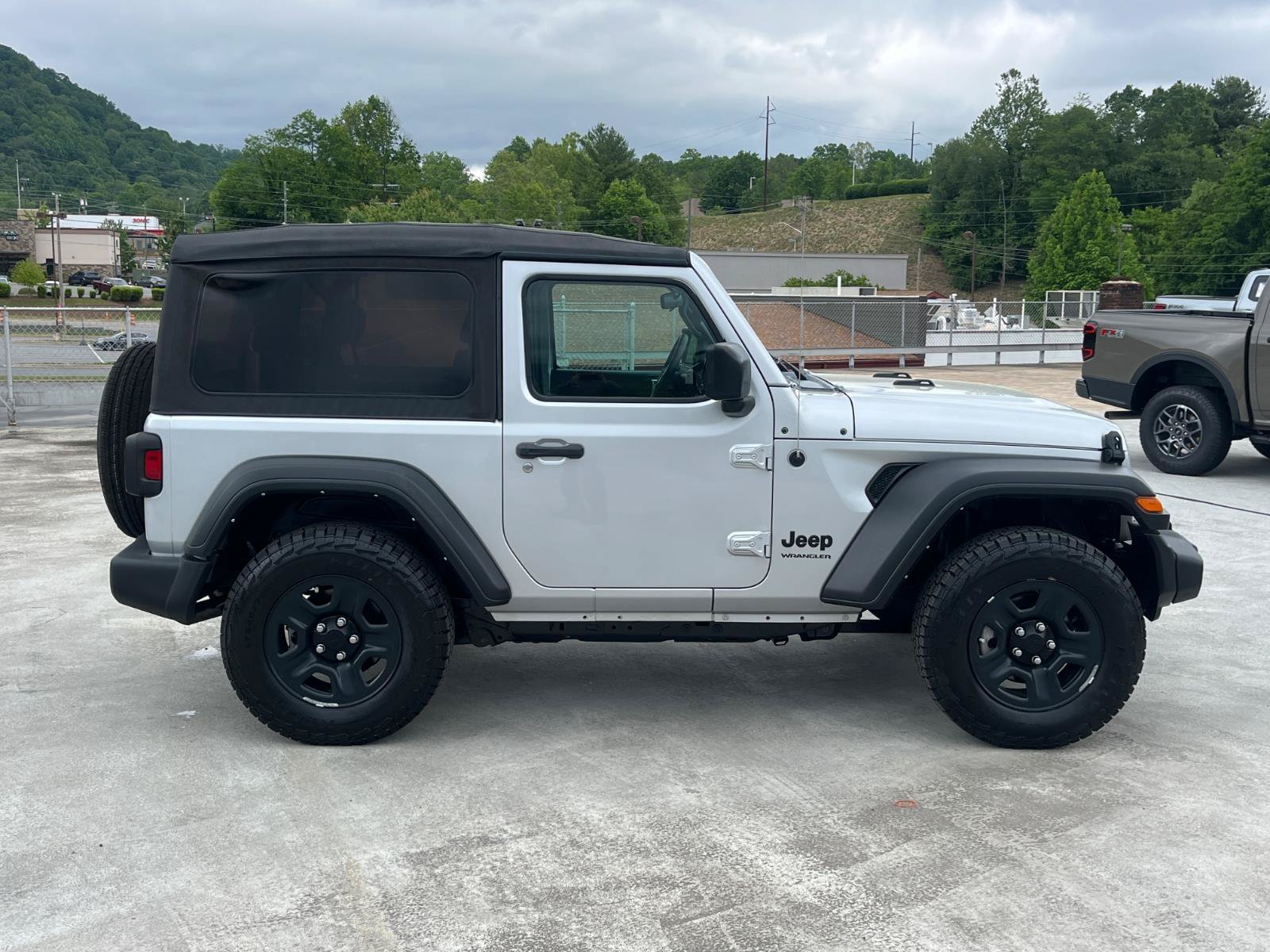 Used 2022 Jeep Wrangler Sport AWD/4WD image 2