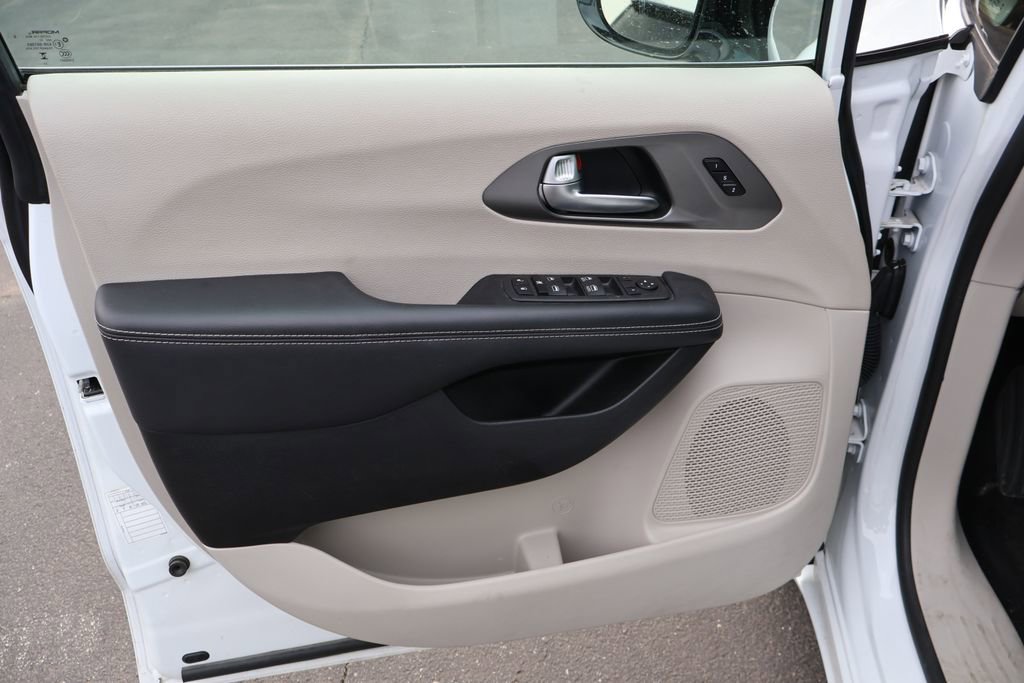 Used 2024 Chrysler Pacifica Touring-L FWD image 27