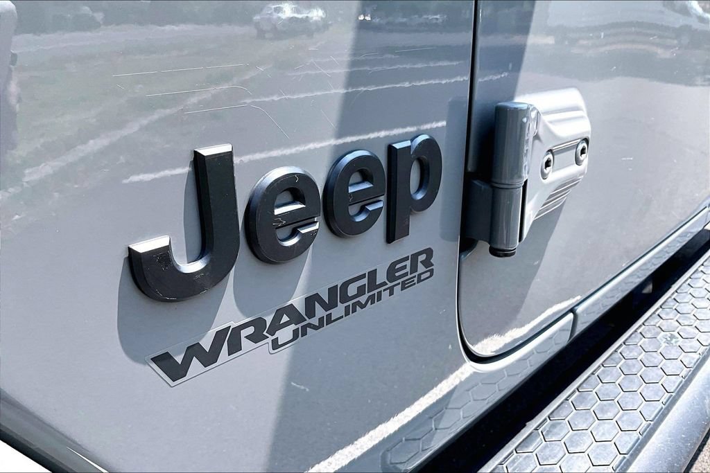 Used 2022 Jeep Wrangler Unlimited Sahara AWD/4WD image 34