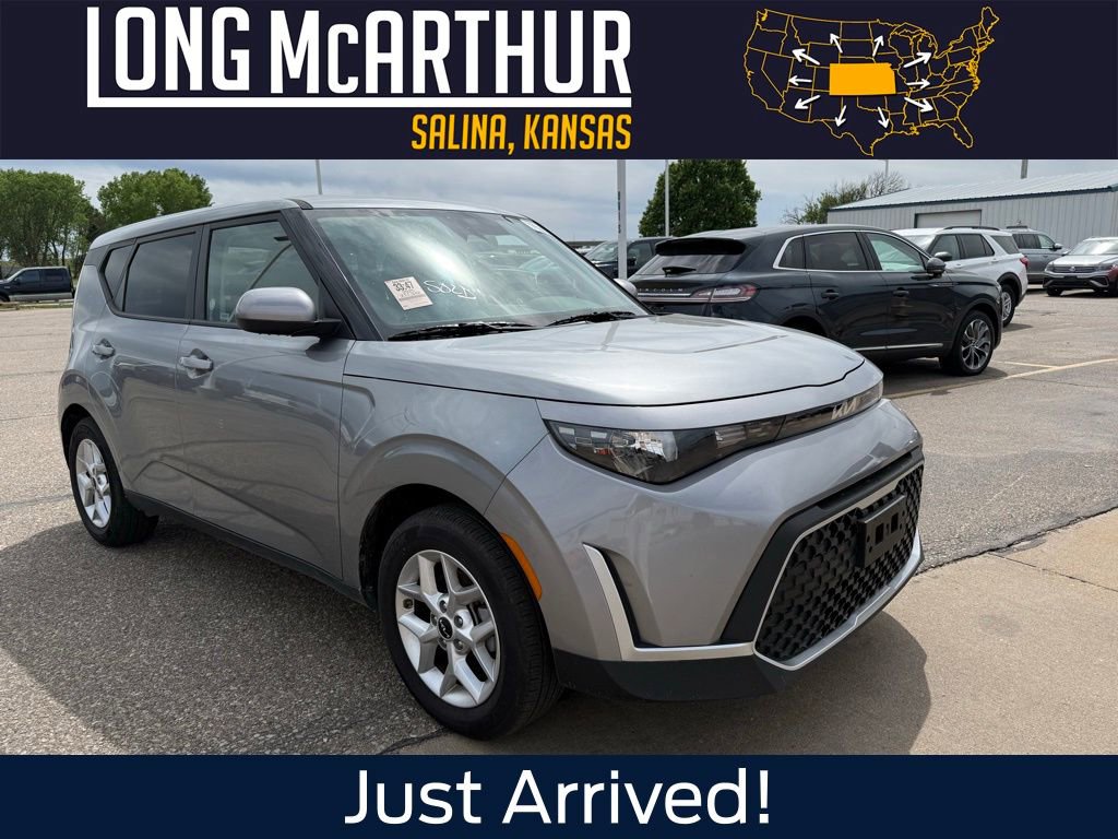 Used 2025 Kia Soul LX FWD image 1