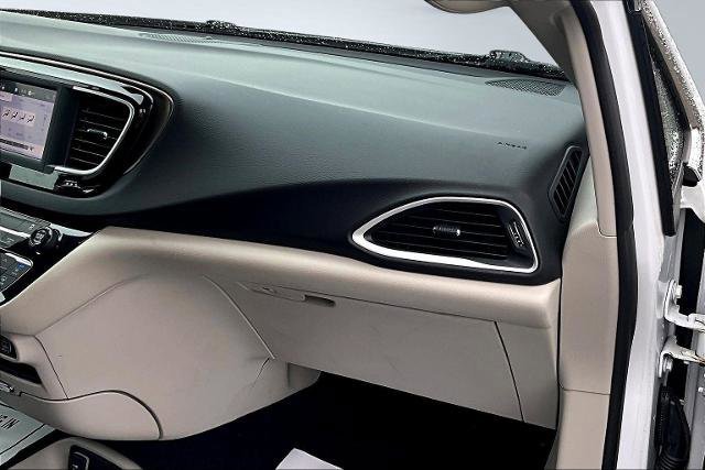 Used 2022 Chrysler Voyager LX image 18