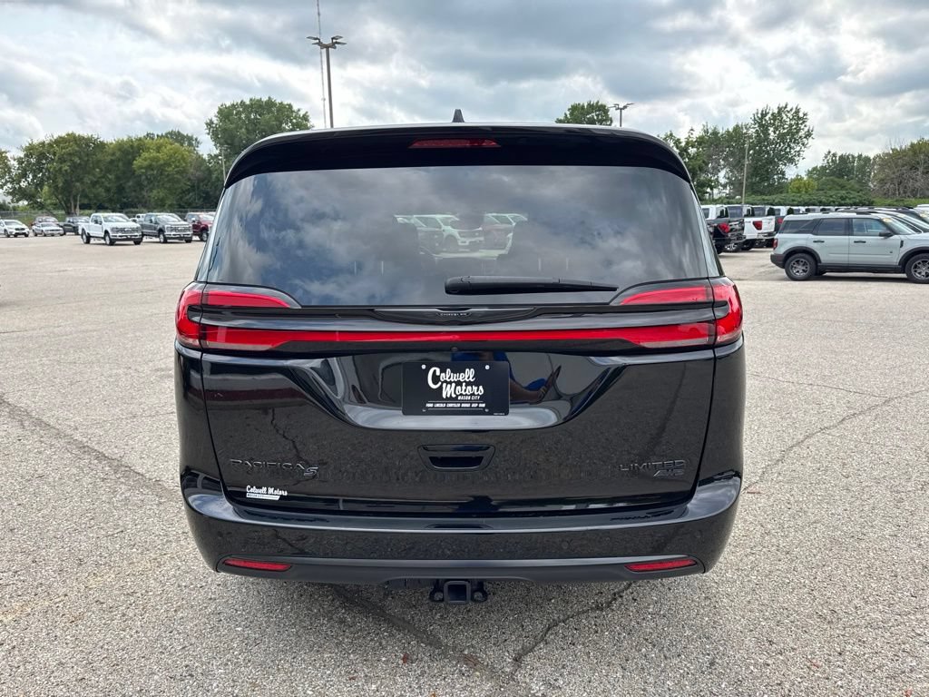 Used 2025 Chrysler Pacifica Limited w/ Trailer Tow Group AWD/4WD image 4