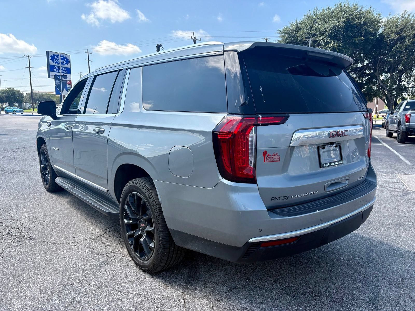 Used 2023 GMC Yukon XL SLT w/ SLT Premium Package AWD/4WD image 5