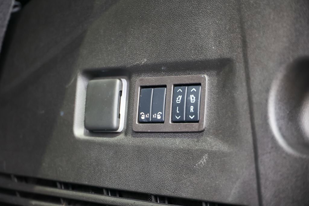 Used 2024 GMC Yukon SLT w/ SLT Luxury Package AWD/4WD image 46