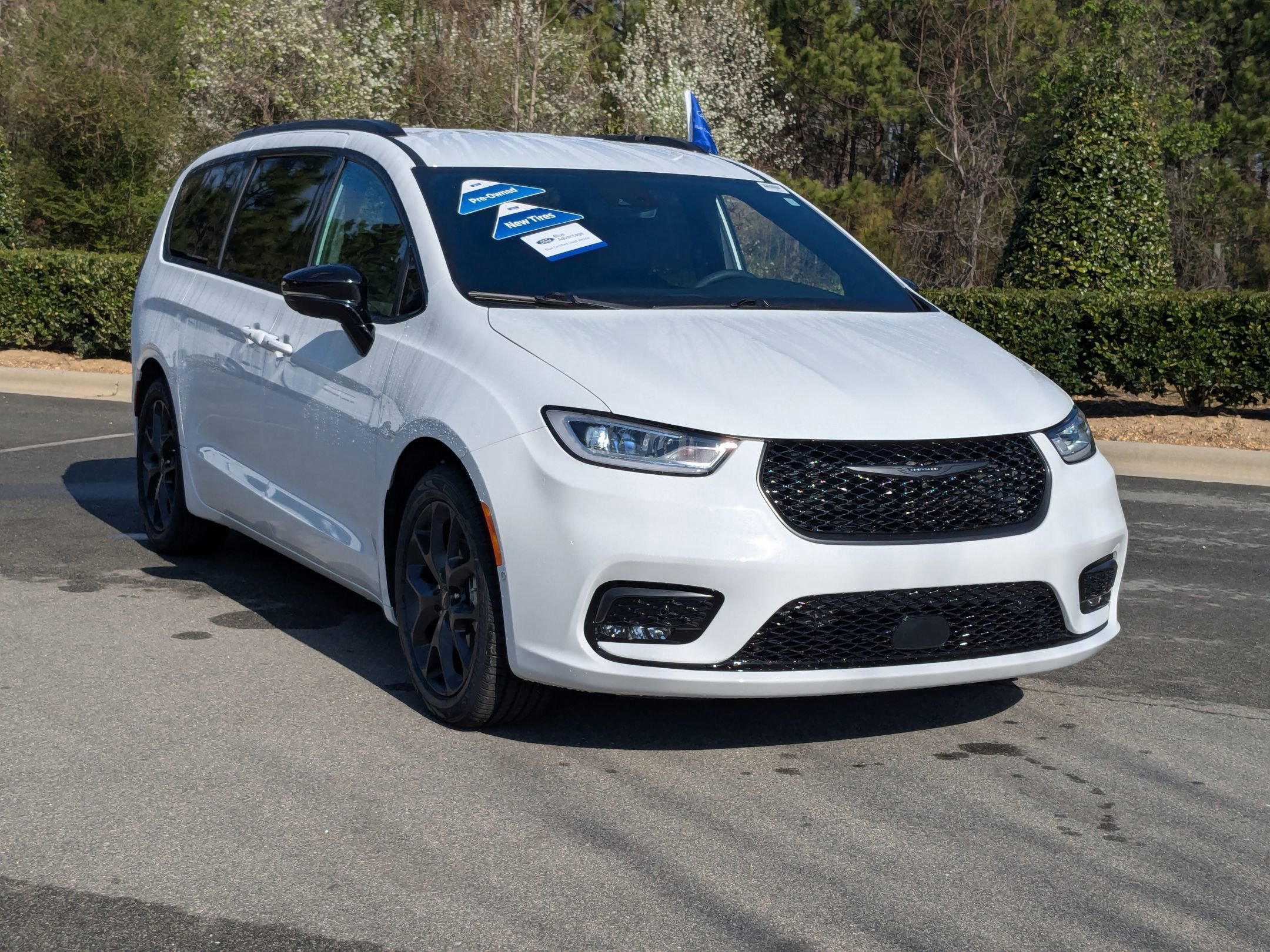 Used 2024 Chrysler Pacifica Touring-L w/ S Appearance Package image 7