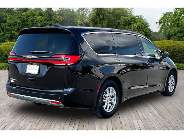 Used 2024 Chrysler Pacifica Touring-L FWD image 6