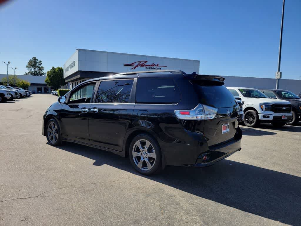 Used 2020 Toyota Sienna SE w/ Carpet Mat Package FWD image 2