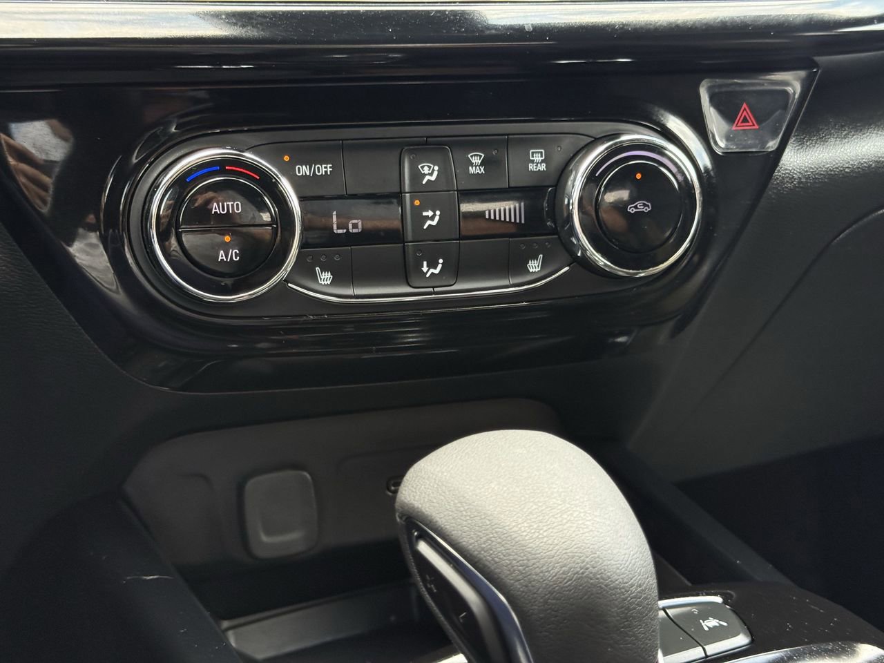 Used 2024 Chevrolet Trax RS w/ Sunroof Package FWD image 20
