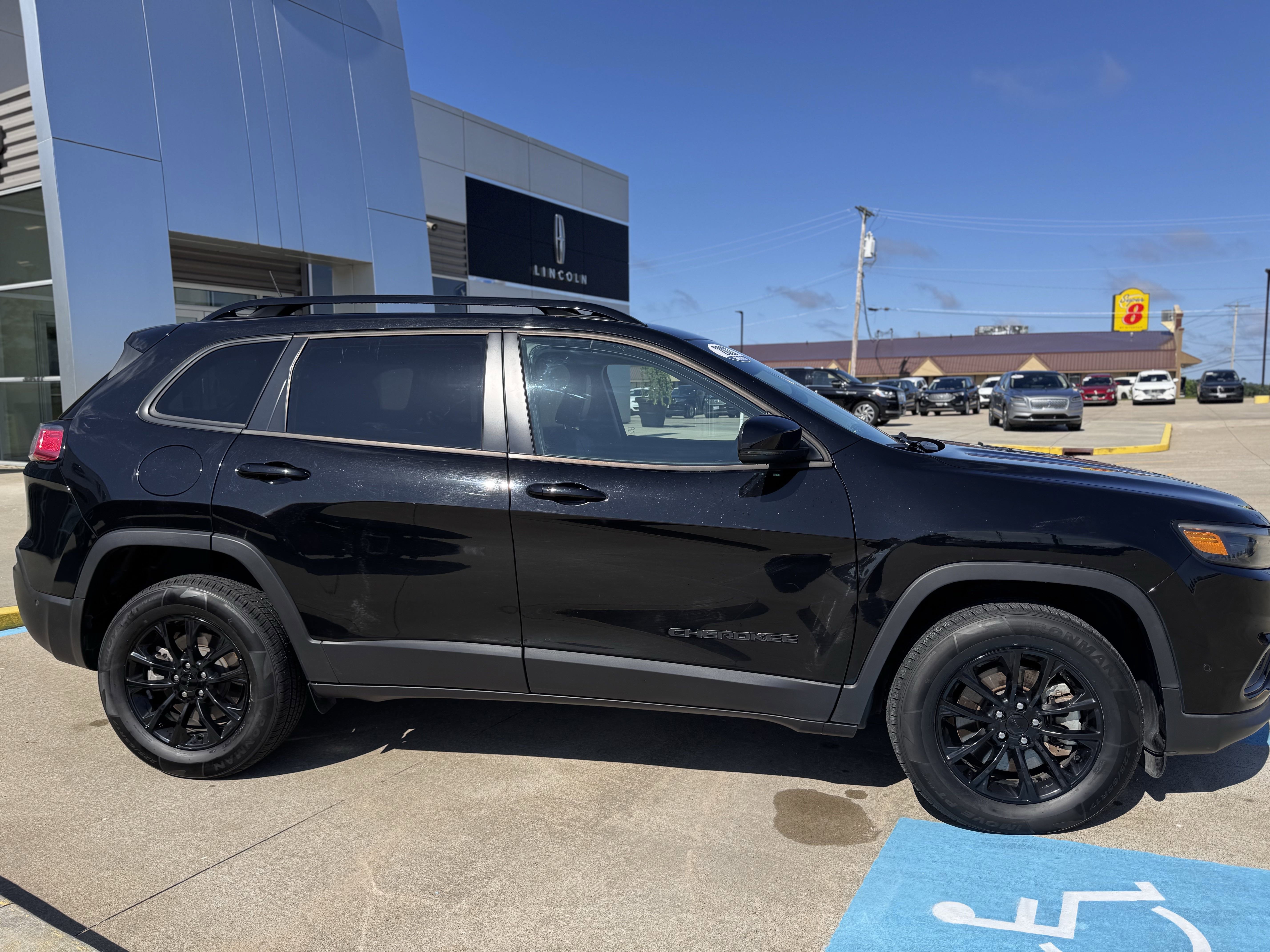 Used 2023 Jeep Cherokee Altitude Lux image 3