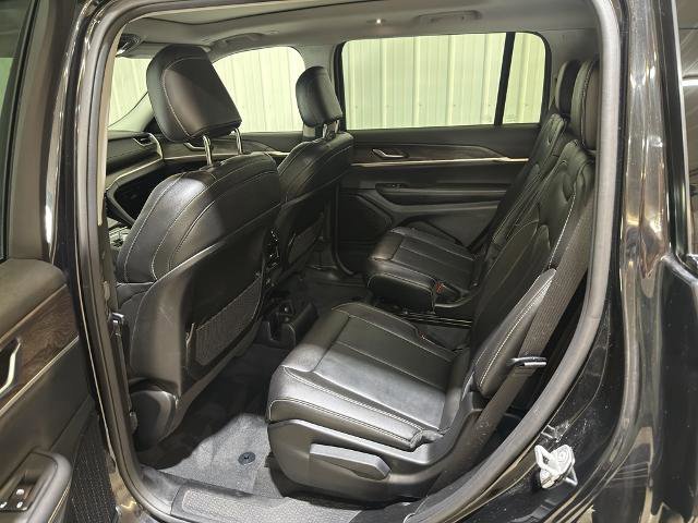 Used 2023 Jeep Grand Cherokee L Limited w/ Black Appearance Package image 15