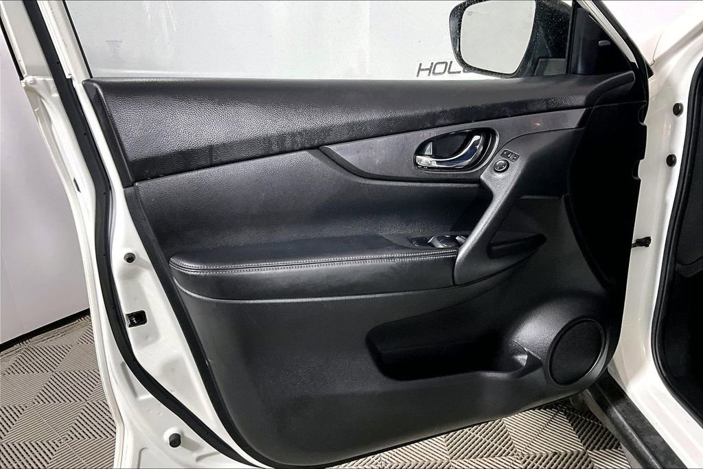 Used 2020 Nissan Rogue SV image 18