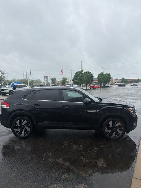 Used 2024 Volkswagen Atlas Cross Sport SE AWD/4WD image 3