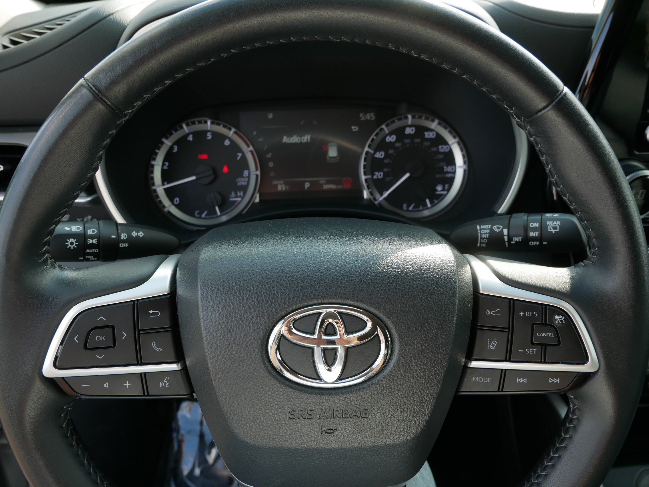 Used 2024 Toyota Highlander XLE AWD/4WD image 25