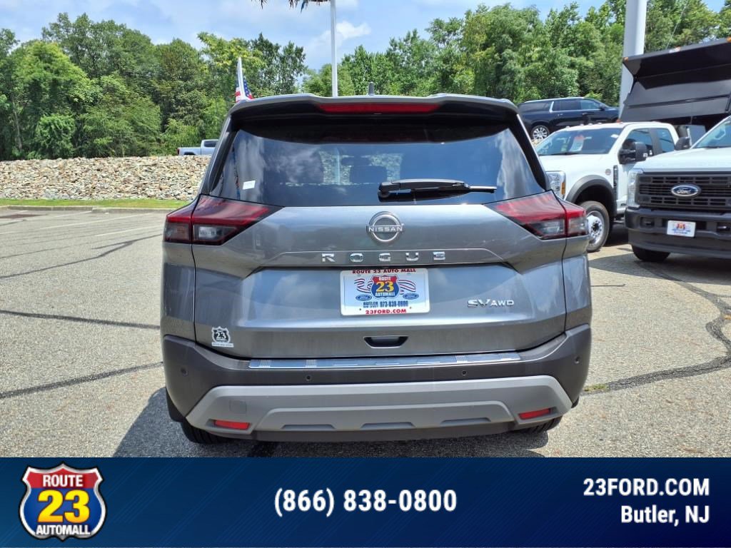 Used 2023 Nissan Rogue SV image 3
