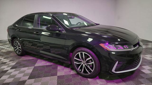 Used 2025 Volkswagen Jetta SE image 3