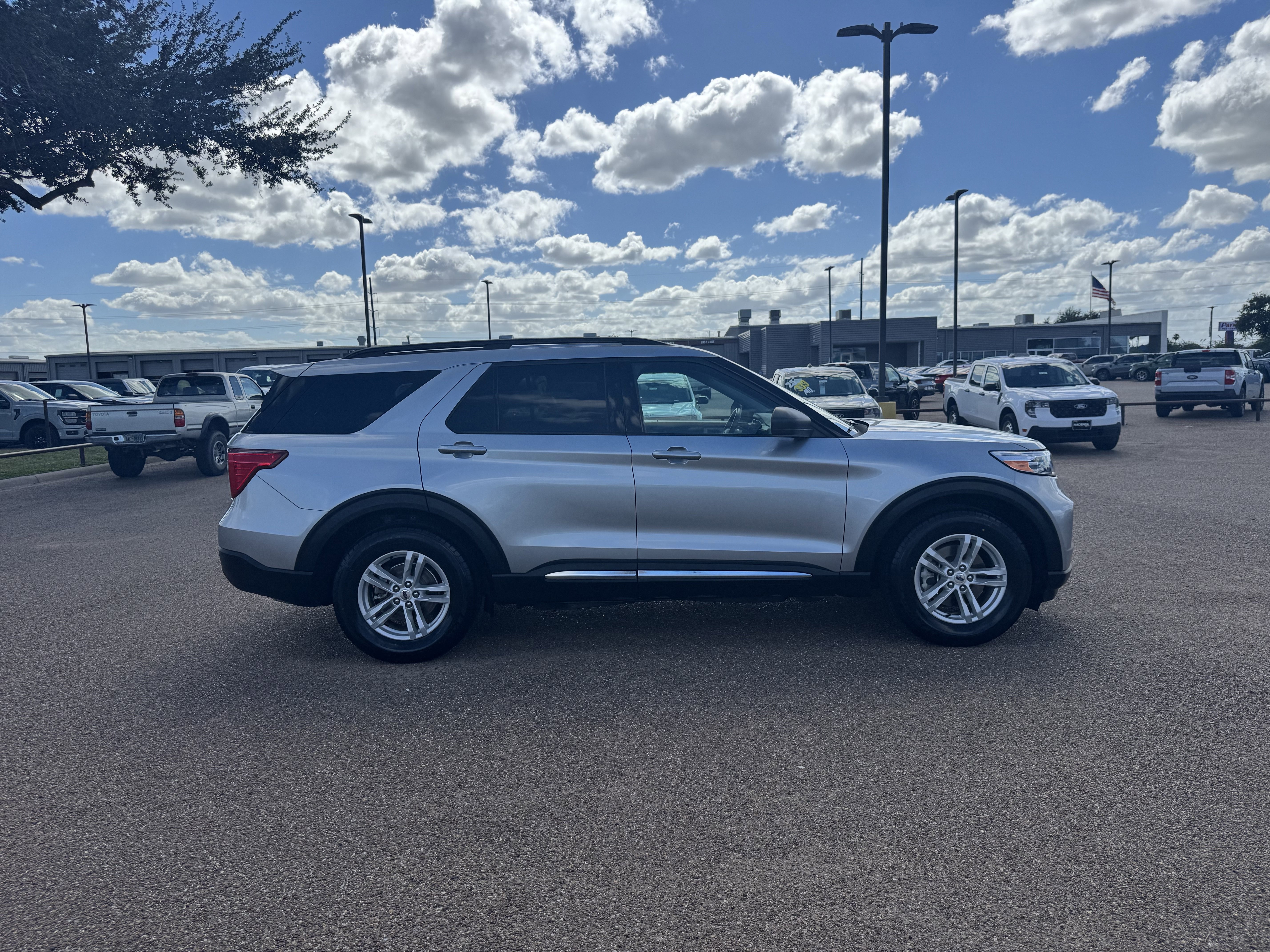 Certified 2024 Ford Explorer XLT RWD image 4