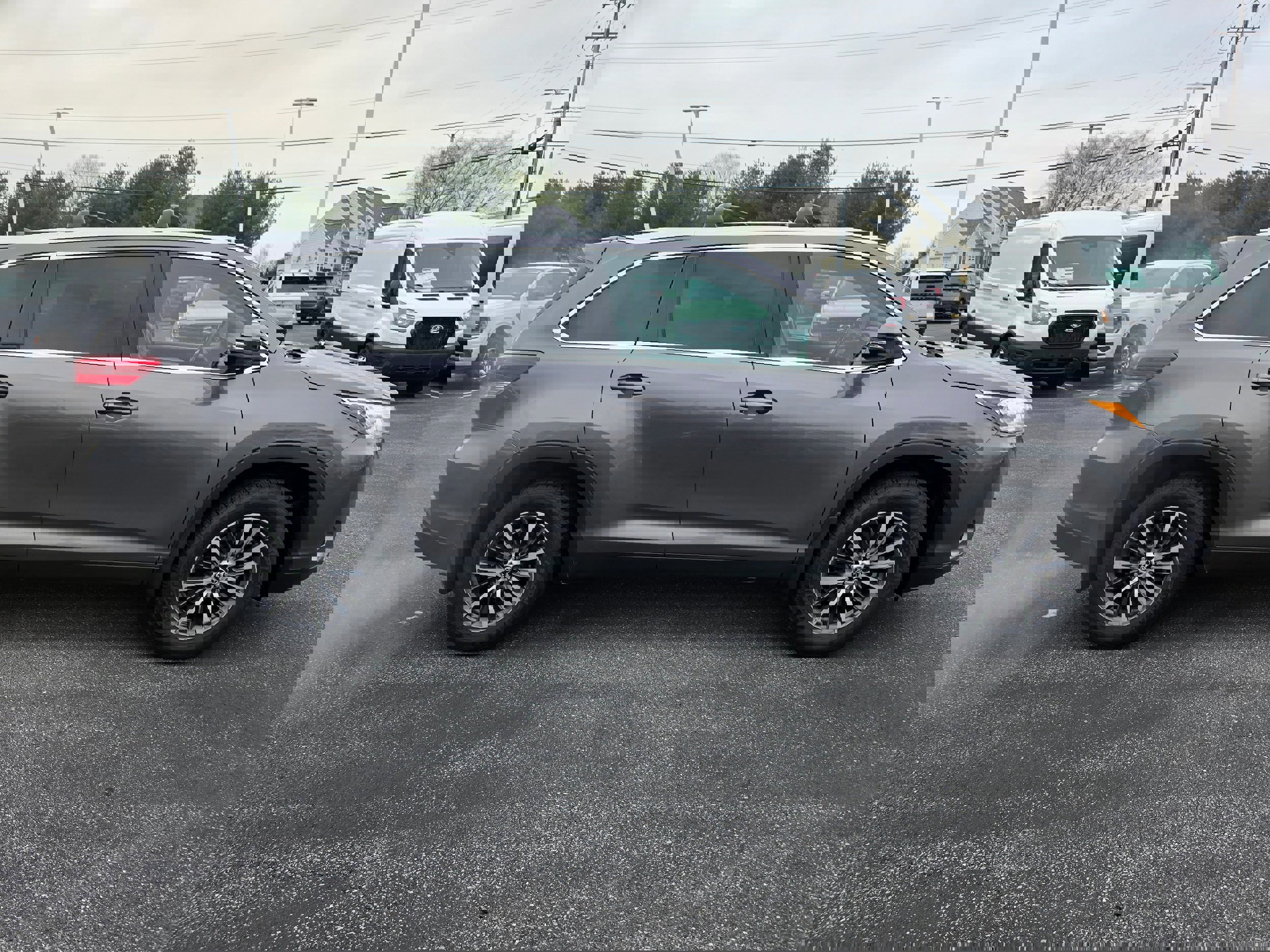 Used 2019 Toyota Highlander SE image 2