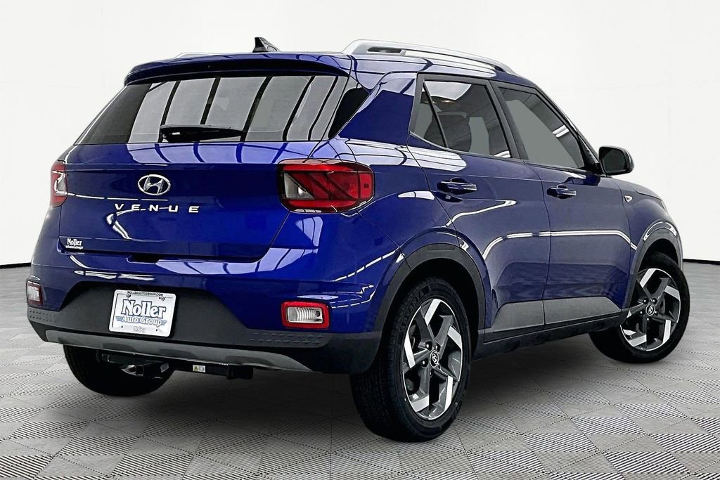Used 2022 Hyundai Venue SEL FWD image 4