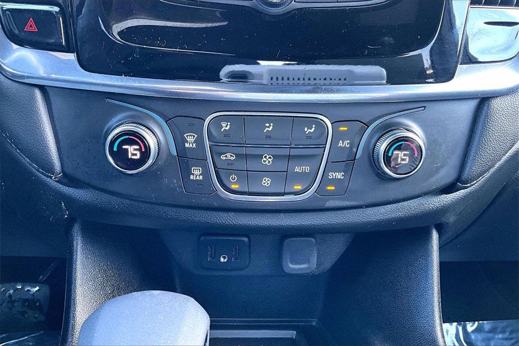 Used 2022 Chevrolet Traverse LT image 32