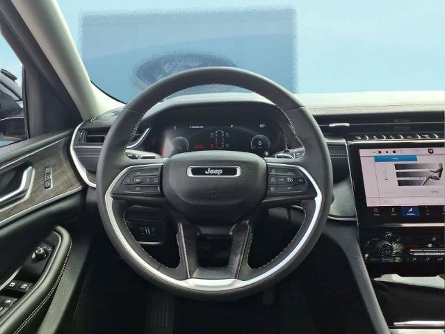 Used 2023 Jeep Grand Cherokee L Limited AWD/4WD image 24