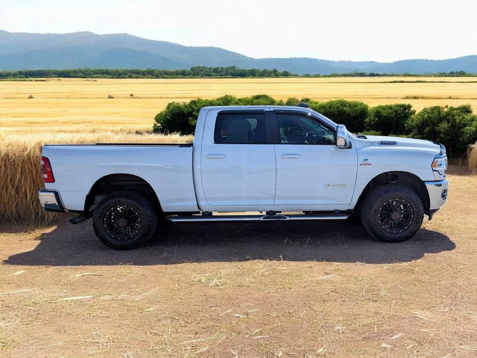 Used 2023 RAM 2500 Laramie AWD/4WD image 2