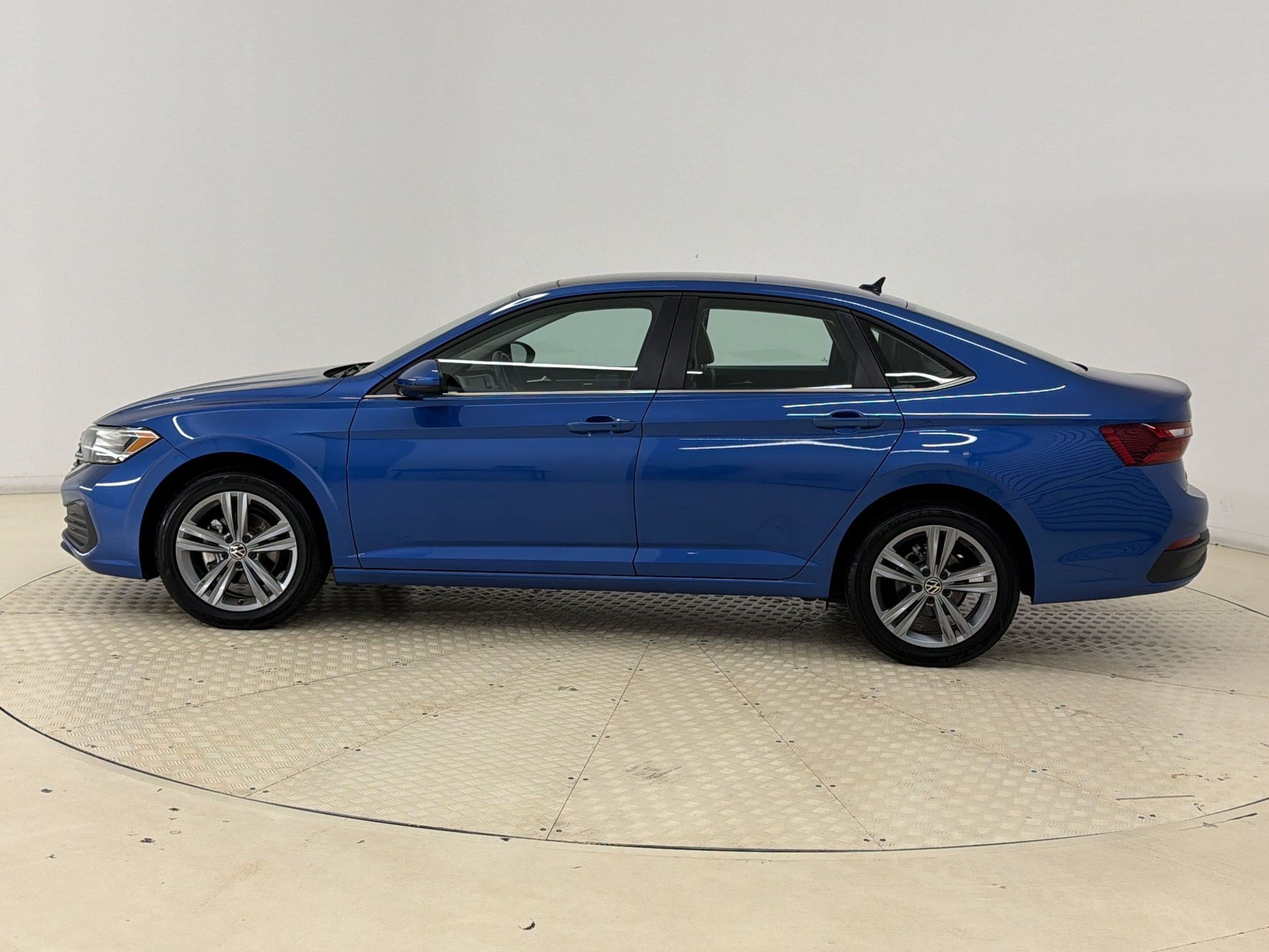 Used 2024 Volkswagen Jetta SE FWD image 2