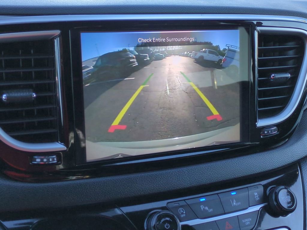 Used 2025 Chrysler Pacifica Select image 22