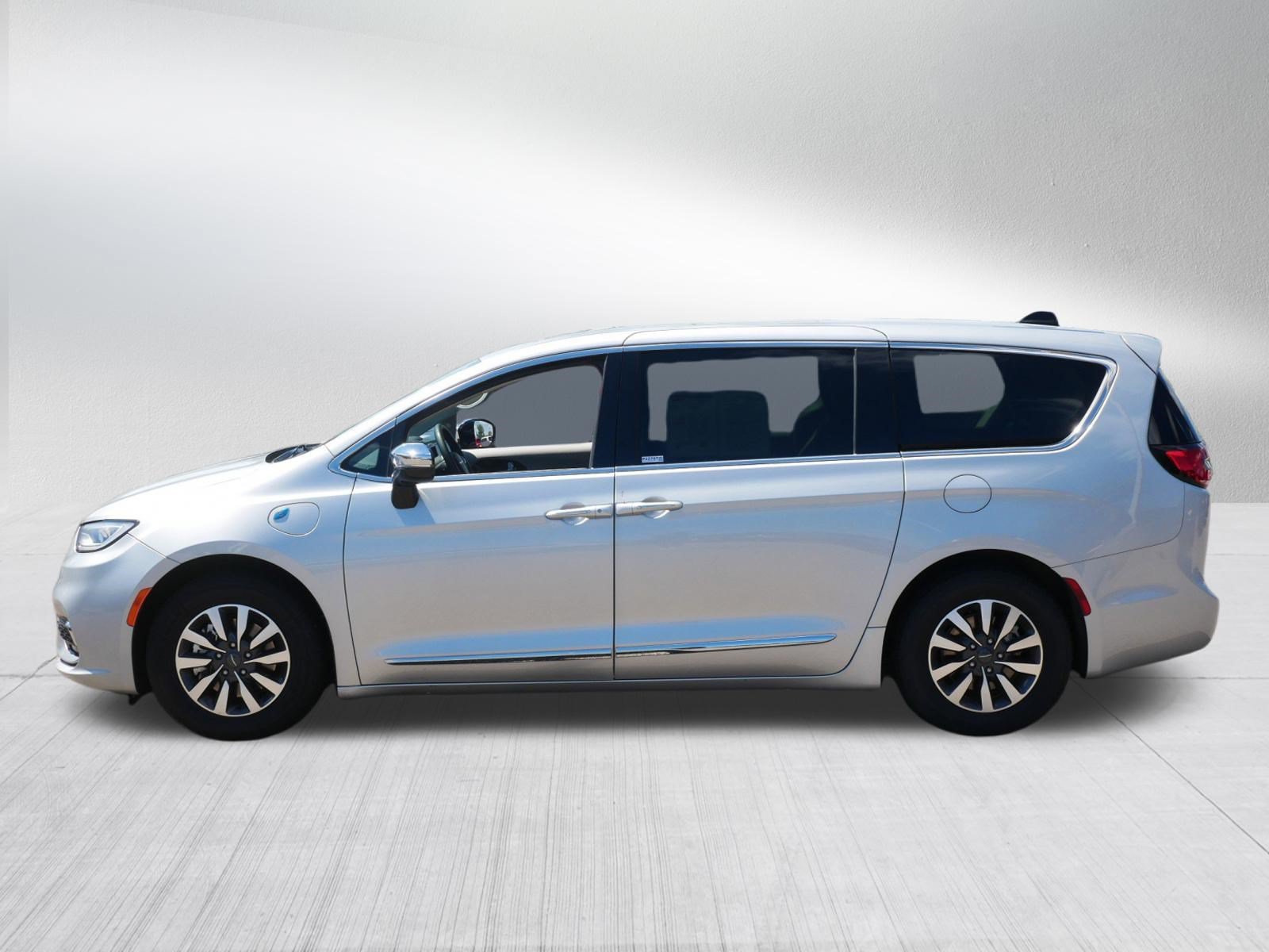 Used 2023 Chrysler Pacifica Limited FWD image 4