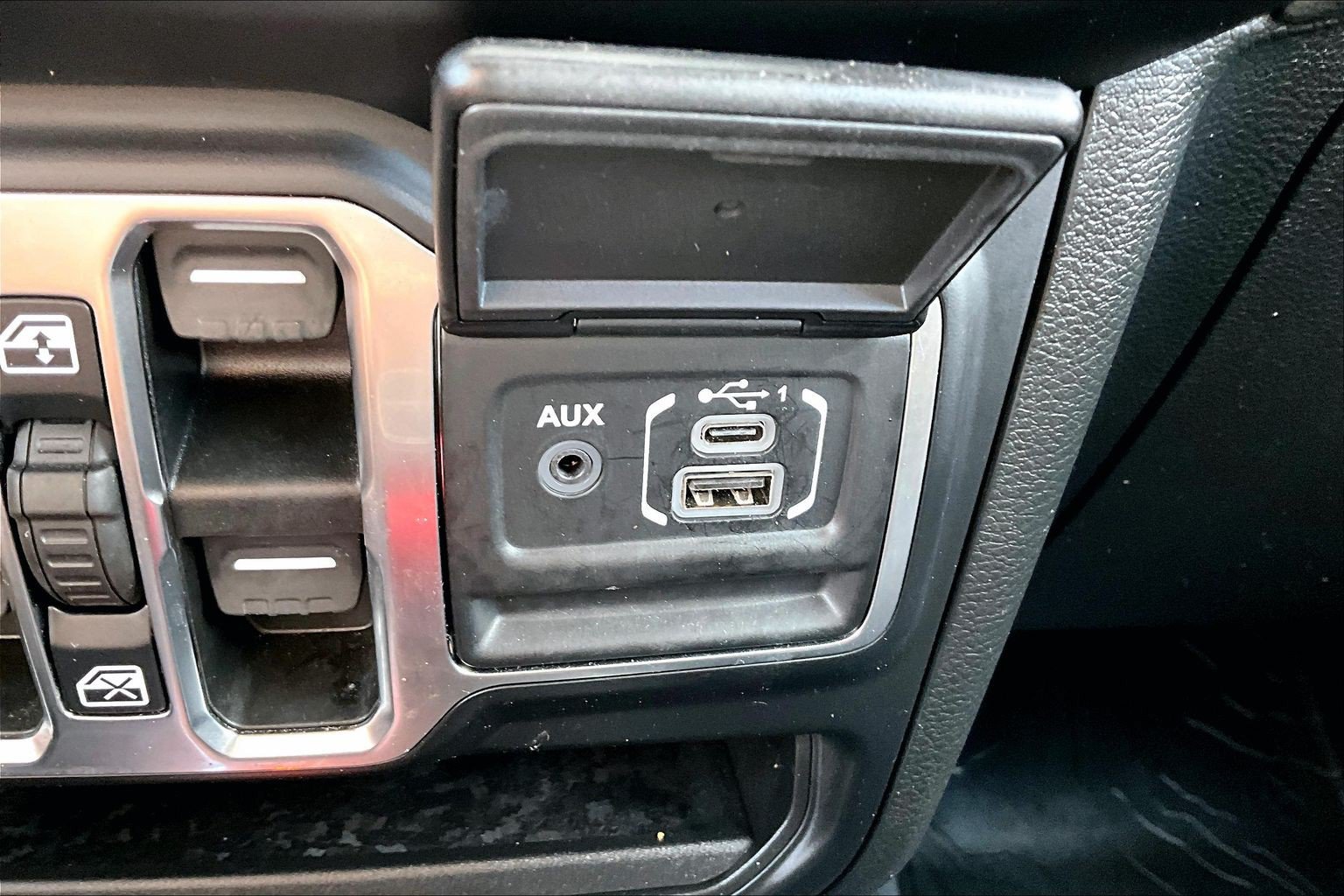 Used 2021 Jeep Gladiator Overland AWD/4WD image 16