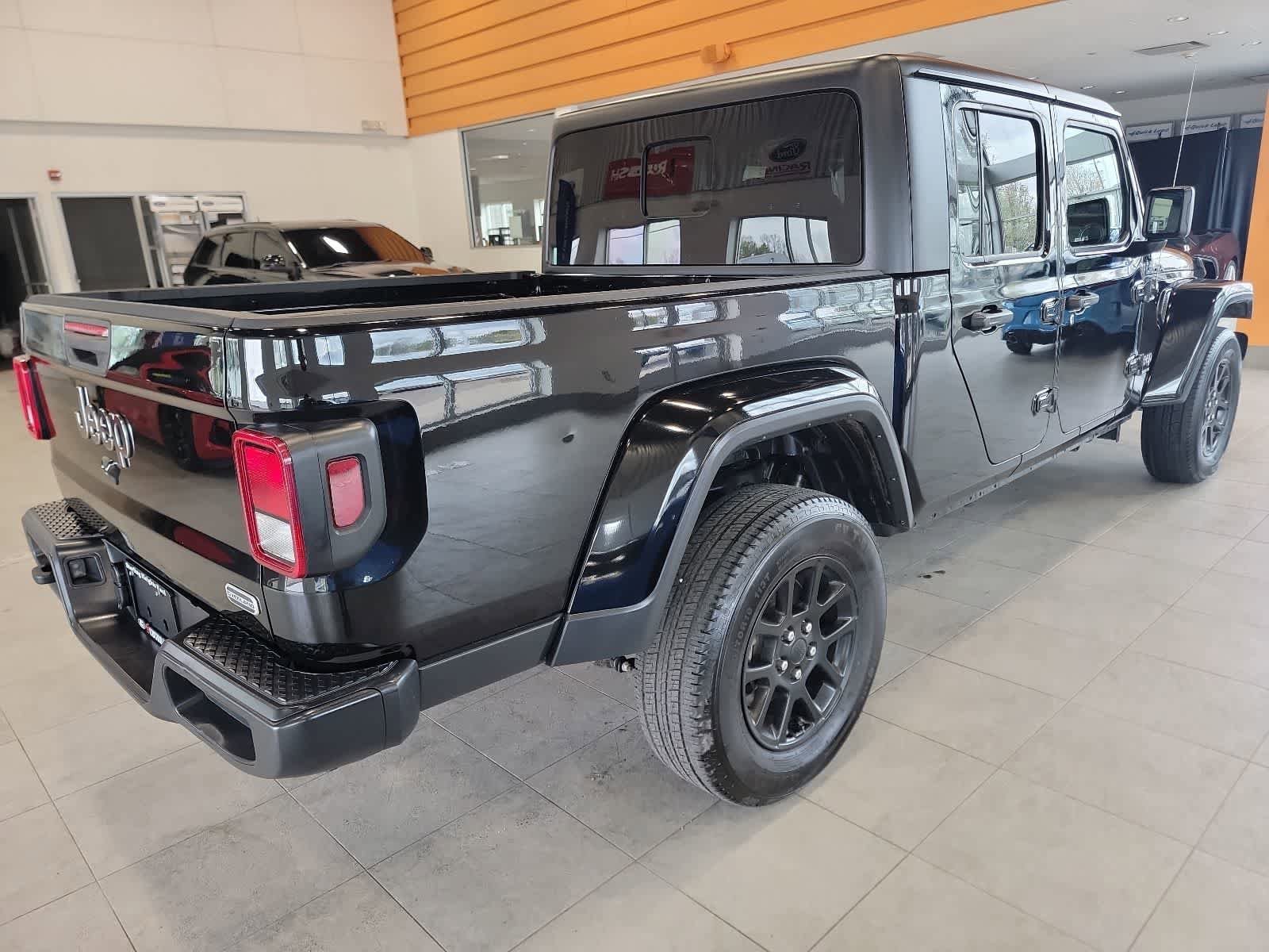 Used 2023 Jeep Gladiator Overland AWD/4WD image 5