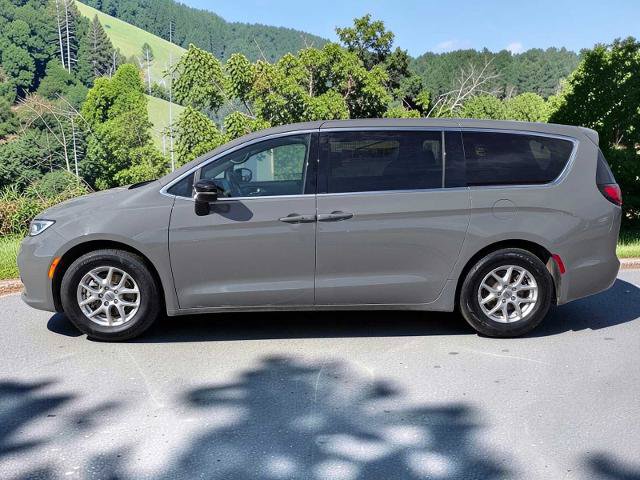 Used 2025 Chrysler Pacifica Select FWD image 3