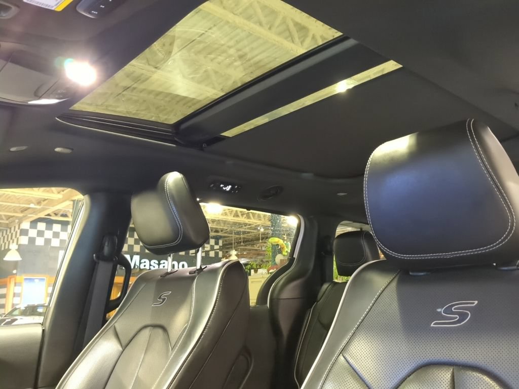 Used 2025 Chrysler Pacifica Limited FWD image 18