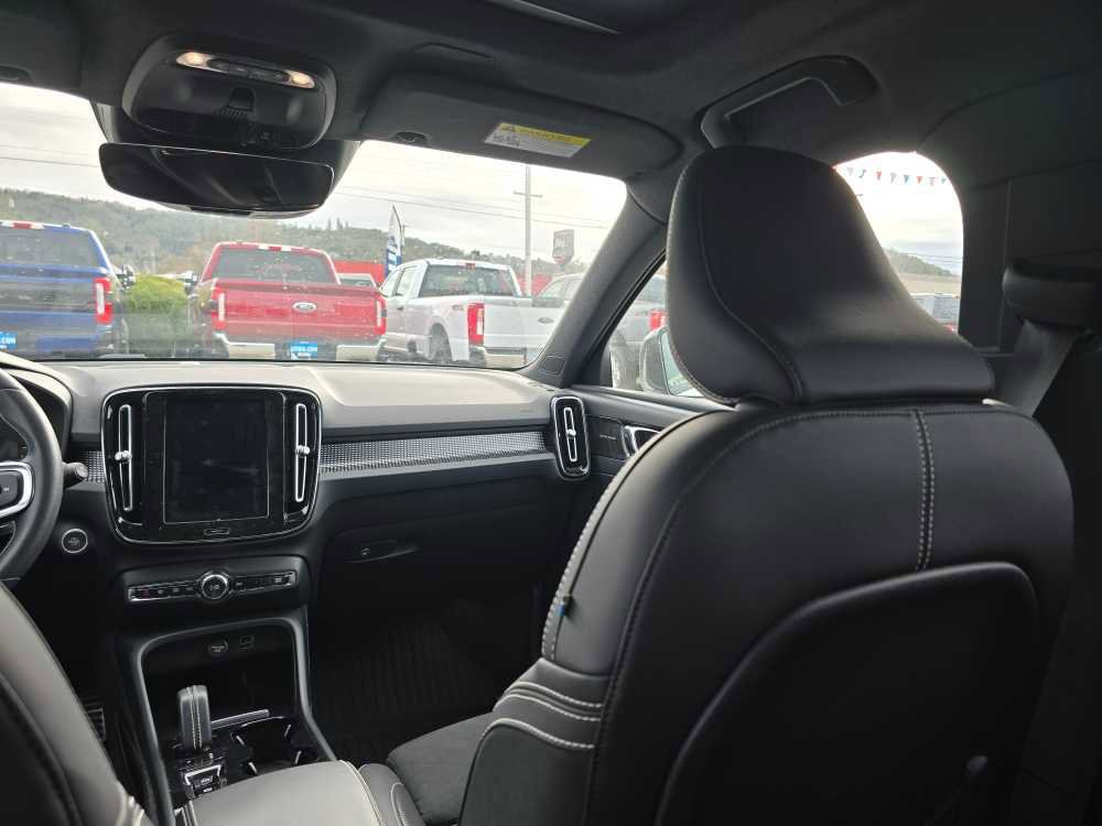 Used 2019 Volvo XC40 T5 R-Design image 14