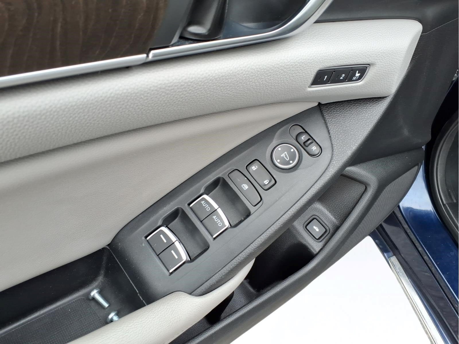 Used 2018 Honda Accord Touring image 19