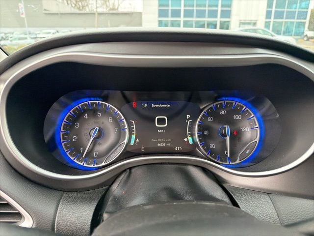 Used 2023 Chrysler Pacifica Touring-L FWD image 12
