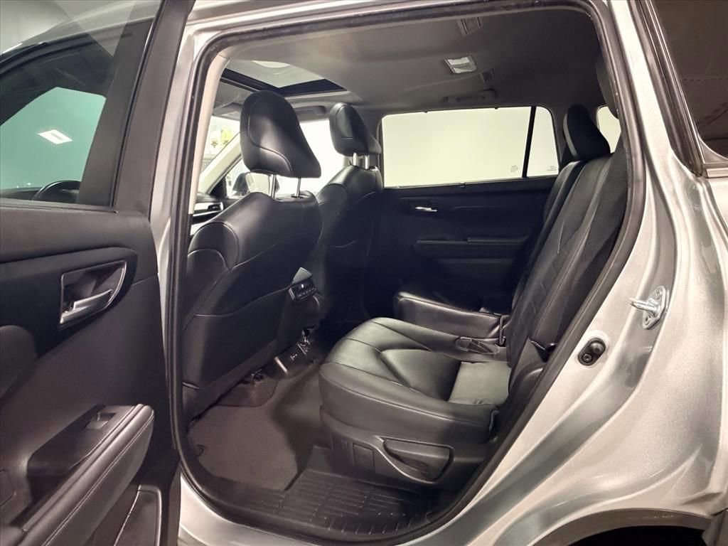 Used 2023 Toyota Highlander XLE image 14