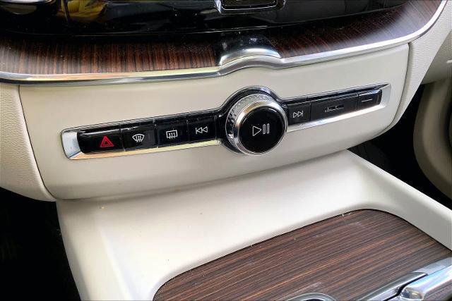 Used 2021 Volvo XC60 T5 Momentum w/ Premium Package image 33