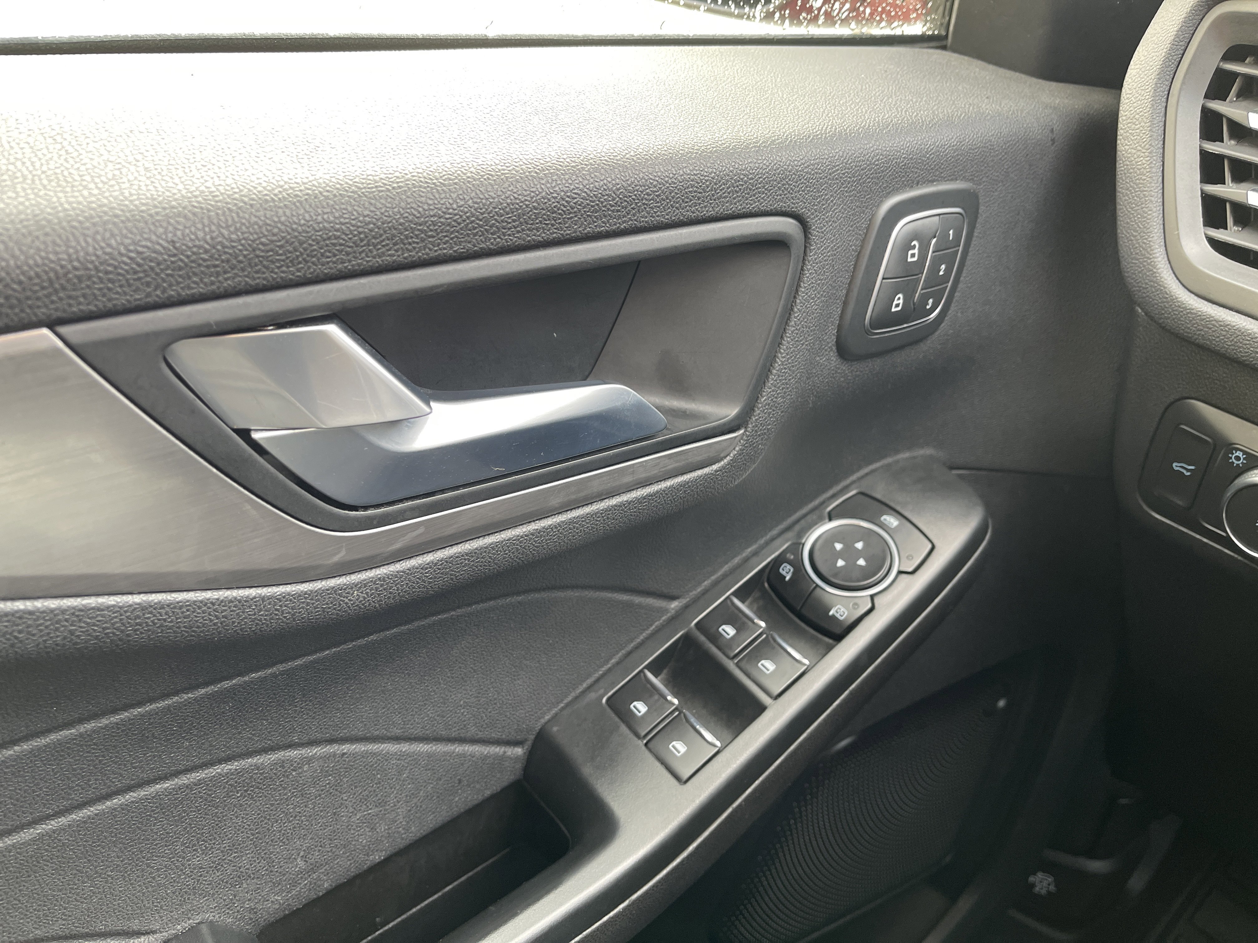 Certified 2022 Ford Escape Titanium image 15