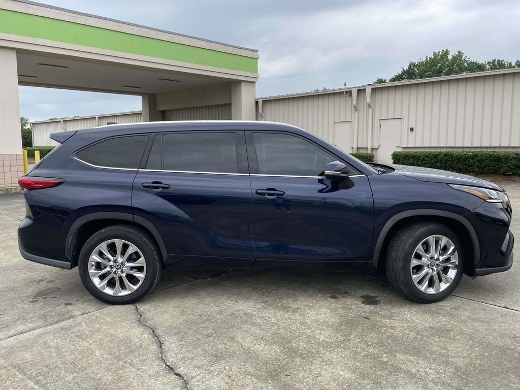 Used 2021 Toyota Highlander Limited FWD image 2