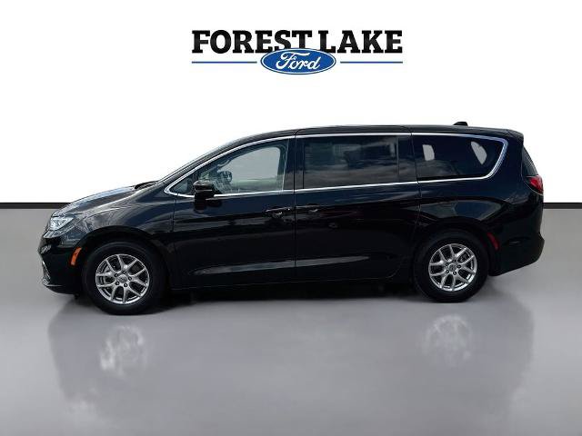 Used 2024 Chrysler Pacifica Touring-L FWD image 4
