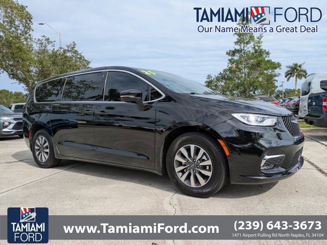 Used 2025 Chrysler Pacifica Select image 6