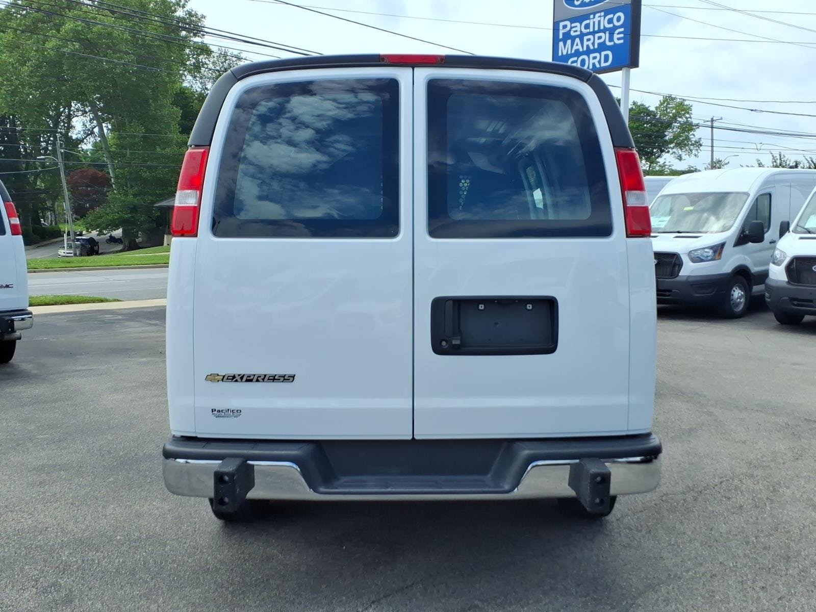 Used 2024 Chevrolet Express 2500 w/ Driver Convenience Package RWD image 4