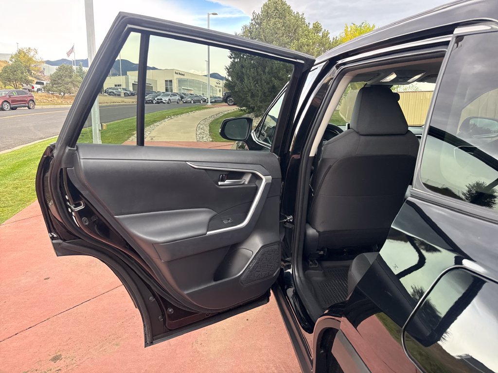 Used 2025 Toyota RAV4 XLE AWD/4WD image 19