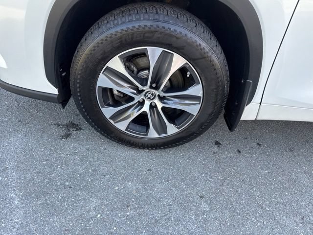 Used 2022 Toyota Highlander XLE AWD/4WD image 14