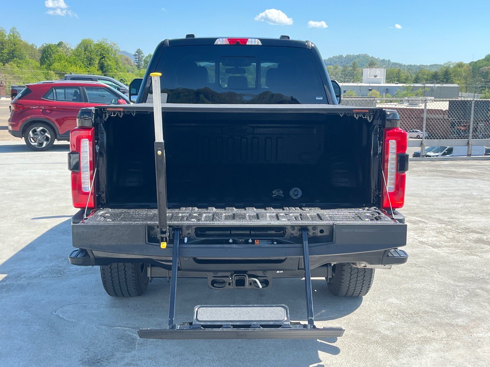 Certified 2025 Ford F350 Lariat w/ Lariat Ultimate Package AWD/4WD image 4