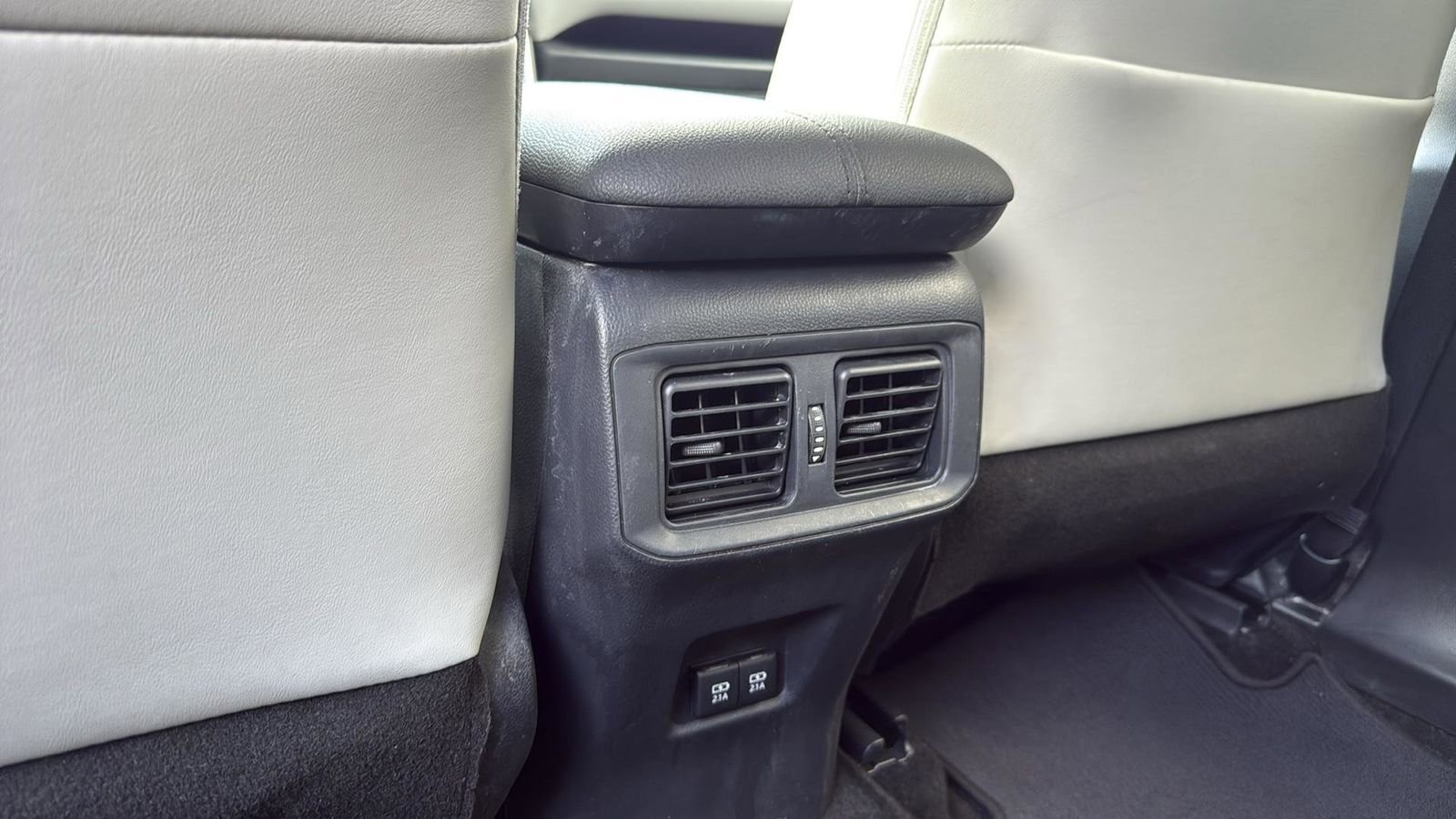 Used 2019 Toyota RAV4 XLE Premium image 27